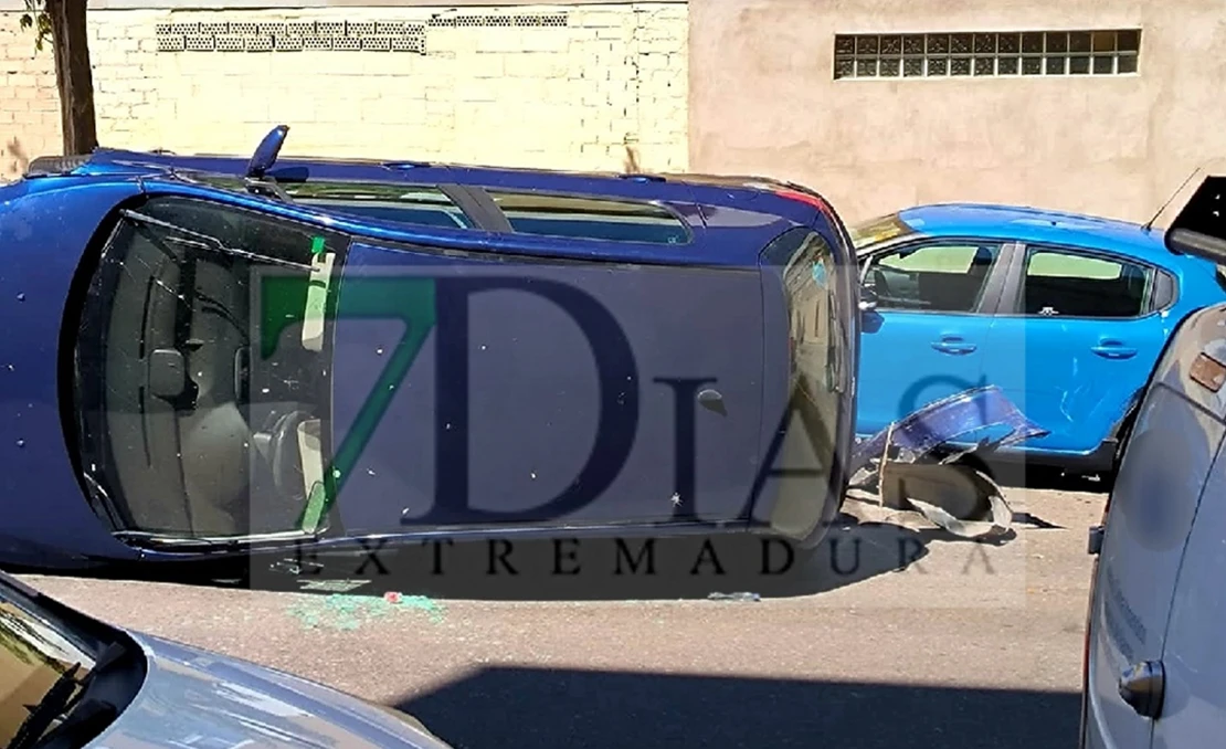 Se empotra en plena vía pública y acaba semivolcado en Plasencia