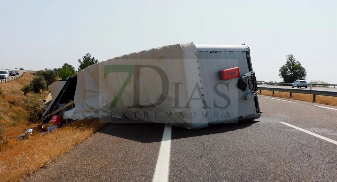 Queda atrapado tras volcar un tráiler en la A-5