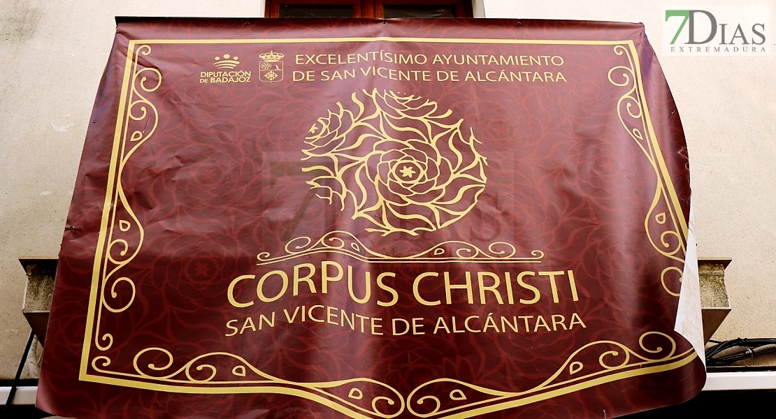 Arte efímero en San Vicente de Alcántara: el Corpus Christi llena las calles de color