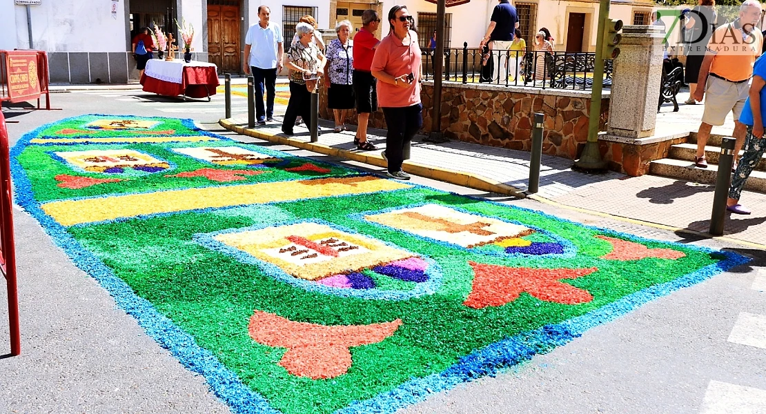 Arte efímero en San Vicente de Alcántara: el Corpus Christi llena las calles de color