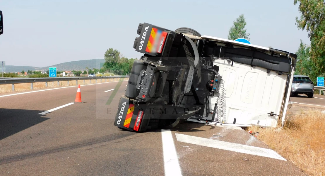 Queda atrapado tras volcar un tráiler en la A-5