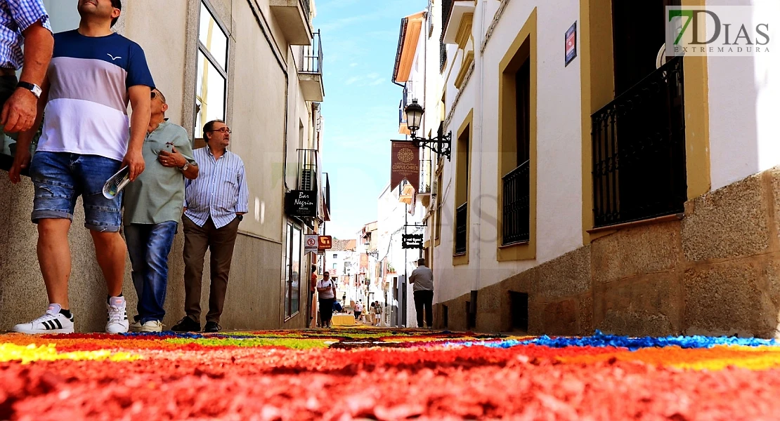 Arte efímero en San Vicente de Alcántara: el Corpus Christi llena las calles de color