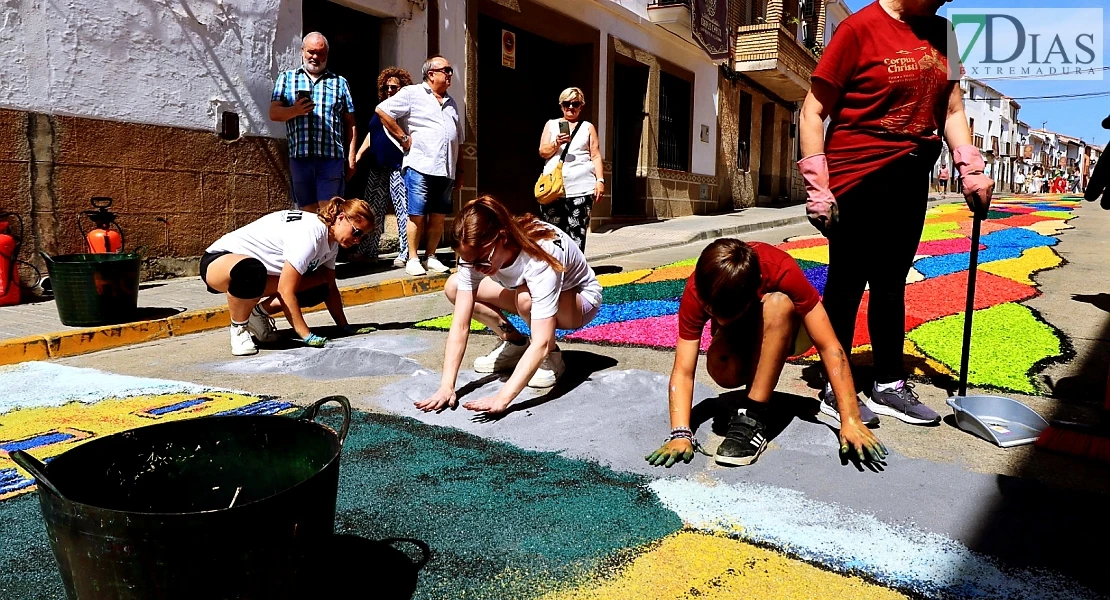 Arte efímero en San Vicente de Alcántara: el Corpus Christi llena las calles de color
