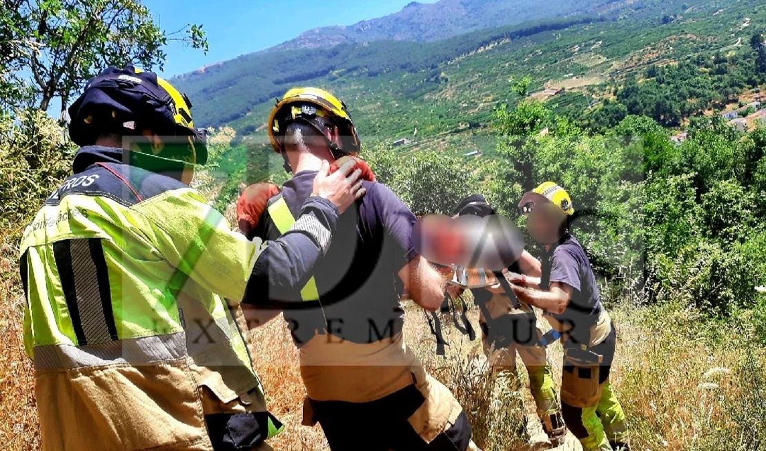 Auxilian a una mujer cerca de una Cascada en el Valle del Jerte
