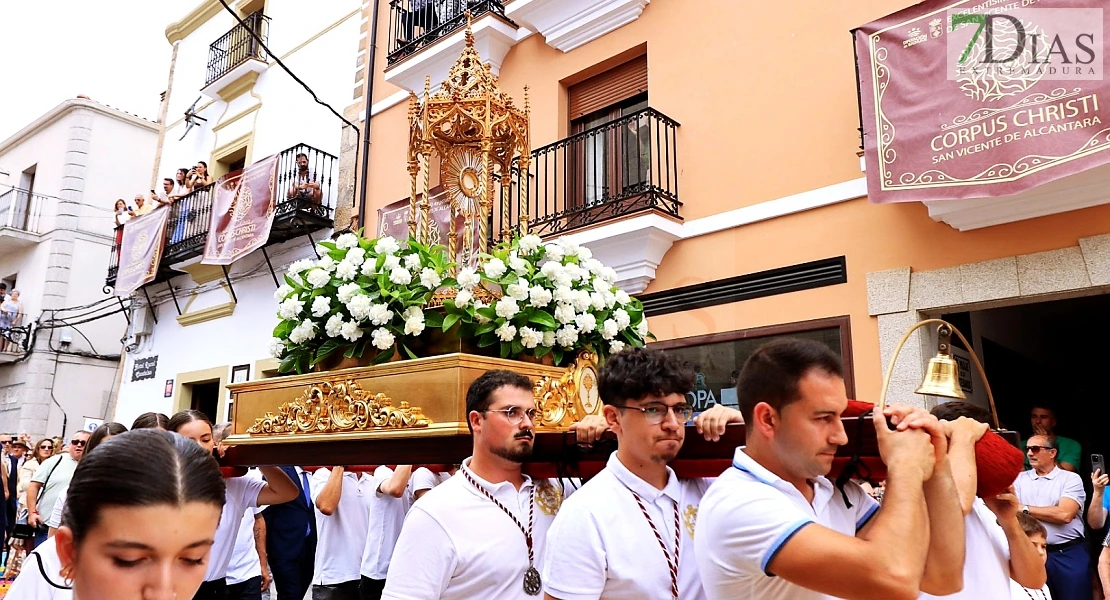 Arte efímero en San Vicente de Alcántara: el Corpus Christi llena las calles de color