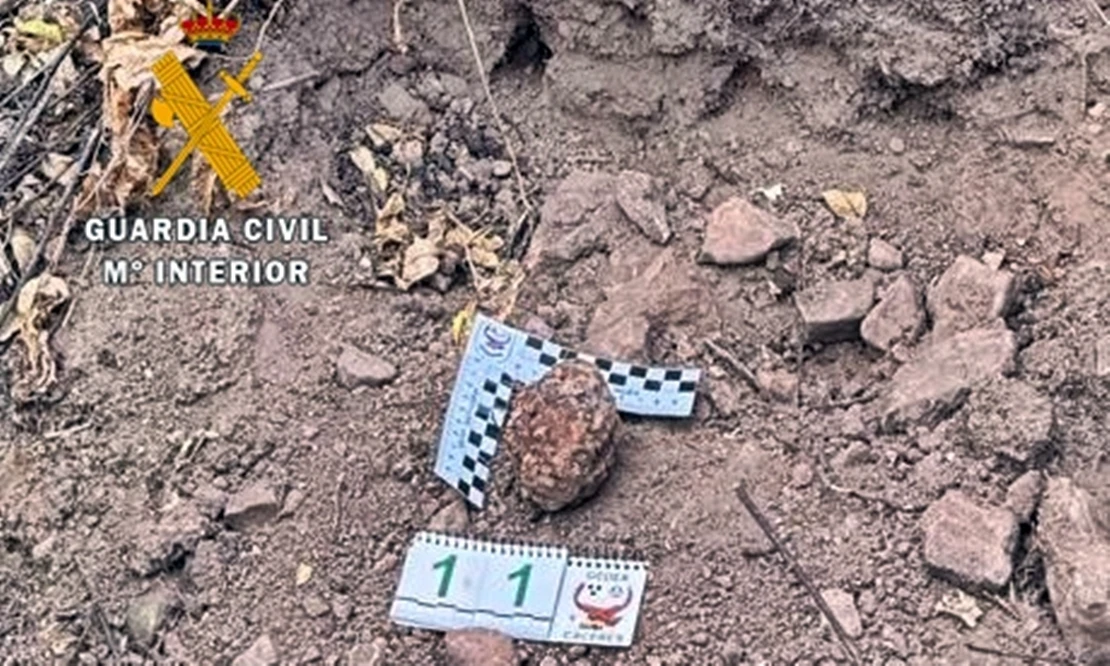 Desactivan una granada de mano en una finca de Puebla de Alcocer