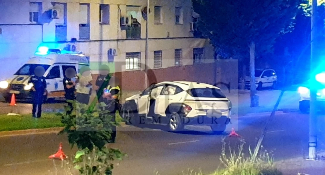 Un turismo pierde el control y acaba empotrado en una avenida de Badajoz
