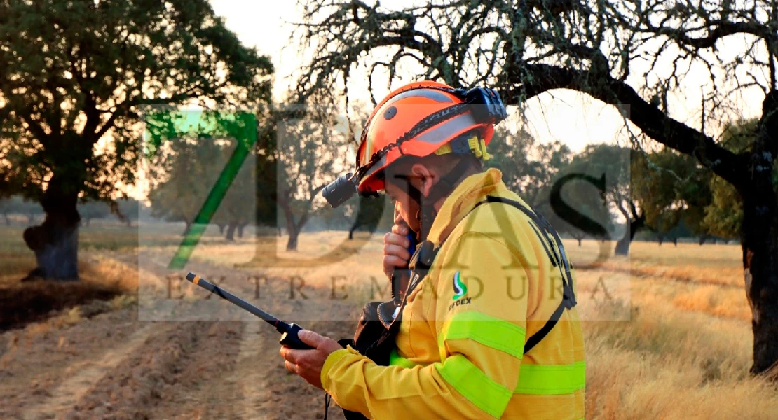Un incendio en Alburquerque moviliza helicópteros: cinco horas de extinción