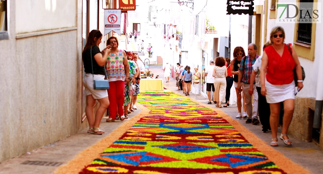 Arte efímero en San Vicente de Alcántara: el Corpus Christi llena las calles de color