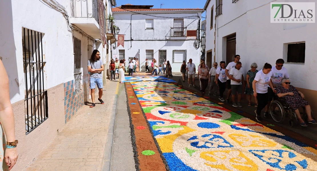 Arte efímero en San Vicente de Alcántara: el Corpus Christi llena las calles de color