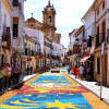 Arte efímero en San Vicente de Alcántara: el Corpus Christi llena las calles de color