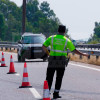 Queda atrapado tras volcar un tráiler en la A-5