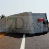 Queda atrapado tras volcar un tráiler en la A-5