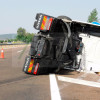 Queda atrapado tras volcar un tráiler en la A-5