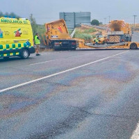Un camión queda atravesado en la N-630 tras un accidente