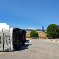 El vuelco de un camión provoca un derrame de combustible en la N-5