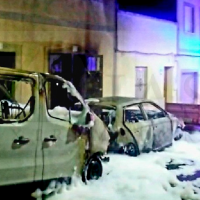 Un incendio en Badajoz destruye dos vehículos y daña varias fachadas esta madrugada