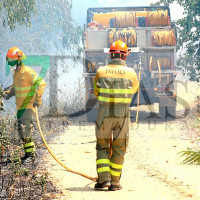 Impresionante columna de humo en Badajoz por un incendio cerca de Balboa