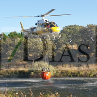 Un amplio dispositivo trabaja en un incendio forestal de grandes dimensiones en Badajoz