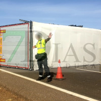 Grave accidente de tráfico en la N-523: vuelca un tráiler de alto tonelaje