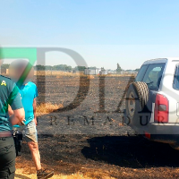 Bomberos y vecinos luchan contra un incendio en Gévora: "Estamos abandonados"