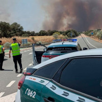 Un gran incendio paraliza la autovía y una carretera nacional en Extremadura
