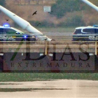 La Policía Nacional impide que se arroje al río Guadiana desde el Puente Real