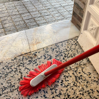 Una nueva rotura de tubería en Antonio Domínguez anega una vivienda