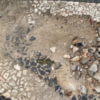 Piden reparar el empedrado de la plaza de San Andrés: "Es BIC, esto no se puede permitir"