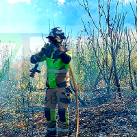 Arde el entorno de Alcazaba: dos horas de lucha contra el incendio