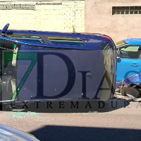 Se empotra en plena vía pública y acaba semivolcado en Plasencia