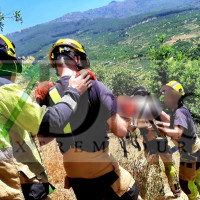 Auxilian a una mujer cerca de una Cascada en el Valle del Jerte