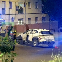 El conductor de un turismo pierde el control y acaba empotrado en una avenida de Badajoz