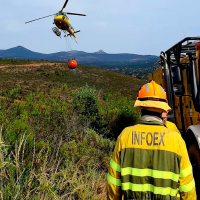 Arde la Sierra de San Pedro: cinco horas de lucha contra el fuego