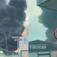 Un incendio de gran magnitud arrasa dos naves del polígono industrial de Mérida