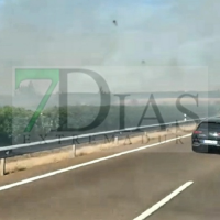 Un incendio cerca de Badajoz cubre la A-5 de humo