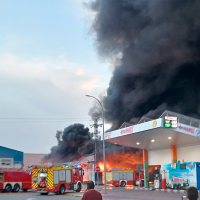Así fue el descomunal incendio de las dos naves de reciclaje en Mérida