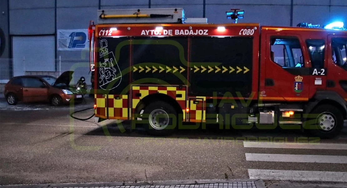 Se incendia un vehículo en el polígono El Nevero de Badajoz