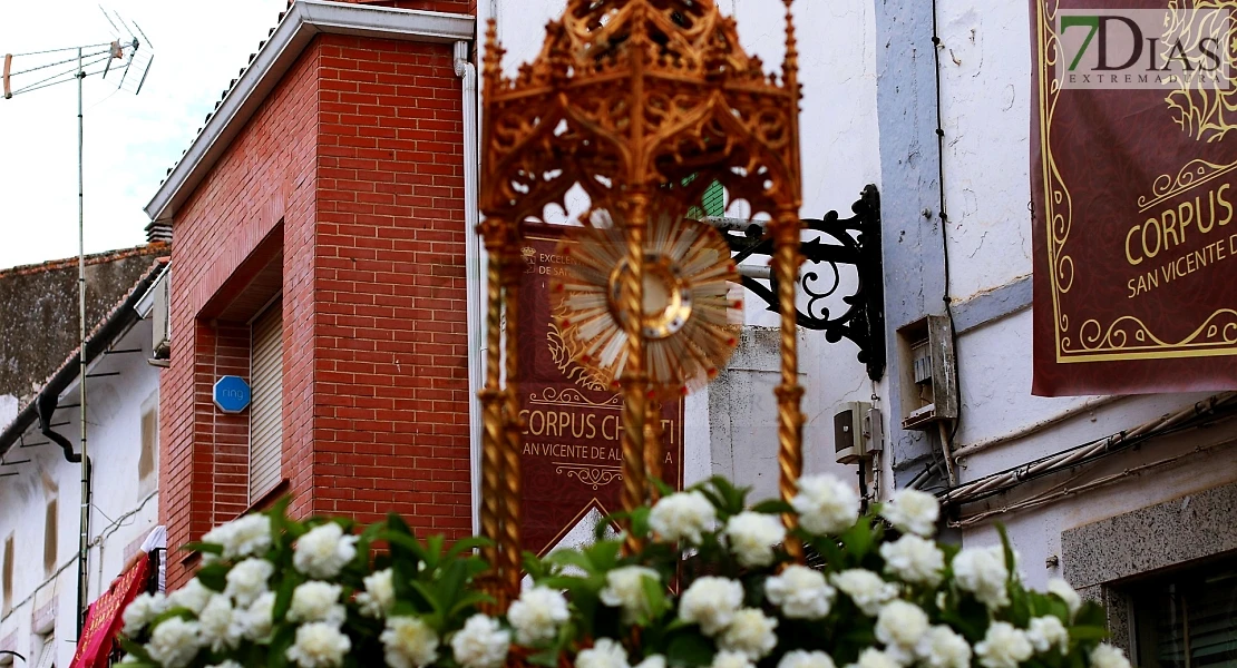 Arte efímero en San Vicente de Alcántara: el Corpus Christi llena las calles de color