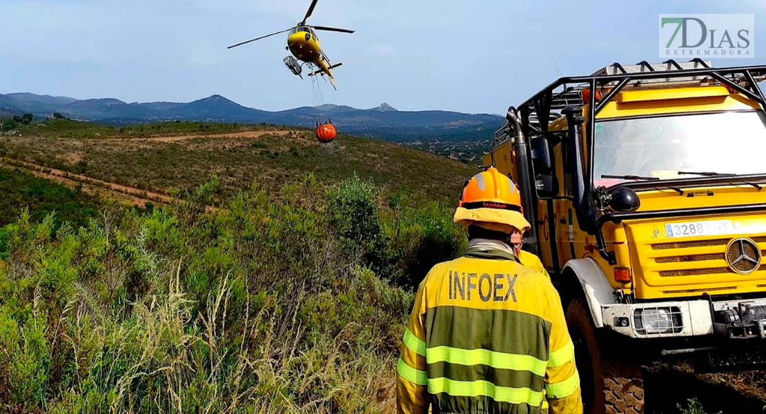 Arde la Sierra de San Pedro: cinco horas de lucha contra el fuego