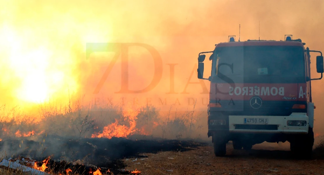 ¿Por qué huele a quemado en Badajoz? Un incendio levanta una impresionante columna de humo