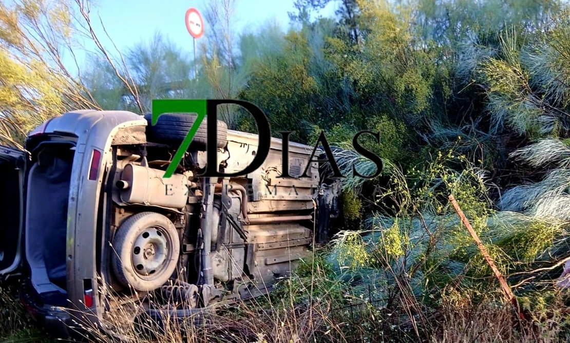 Vuelca tras sufrir un accidente en la carretera de Villar del Rey