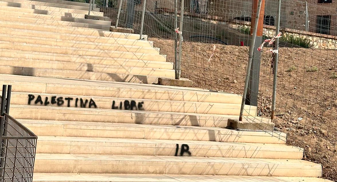 Nuevo acto vandálico en Badajoz: pintadas en las escaleras del Museo Arqueológico
