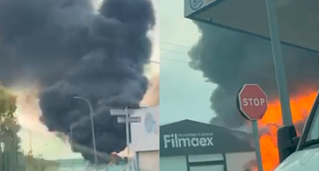 Un incendio de gran magnitud arrasa dos naves del polígono industrial de Mérida