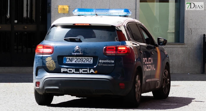 Llega a su casa en Badajoz y sorprende a un ladrón en el interior