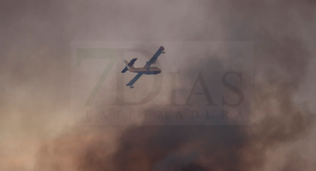 Un gran incendio devasta parte de la Sierra de San Pedro