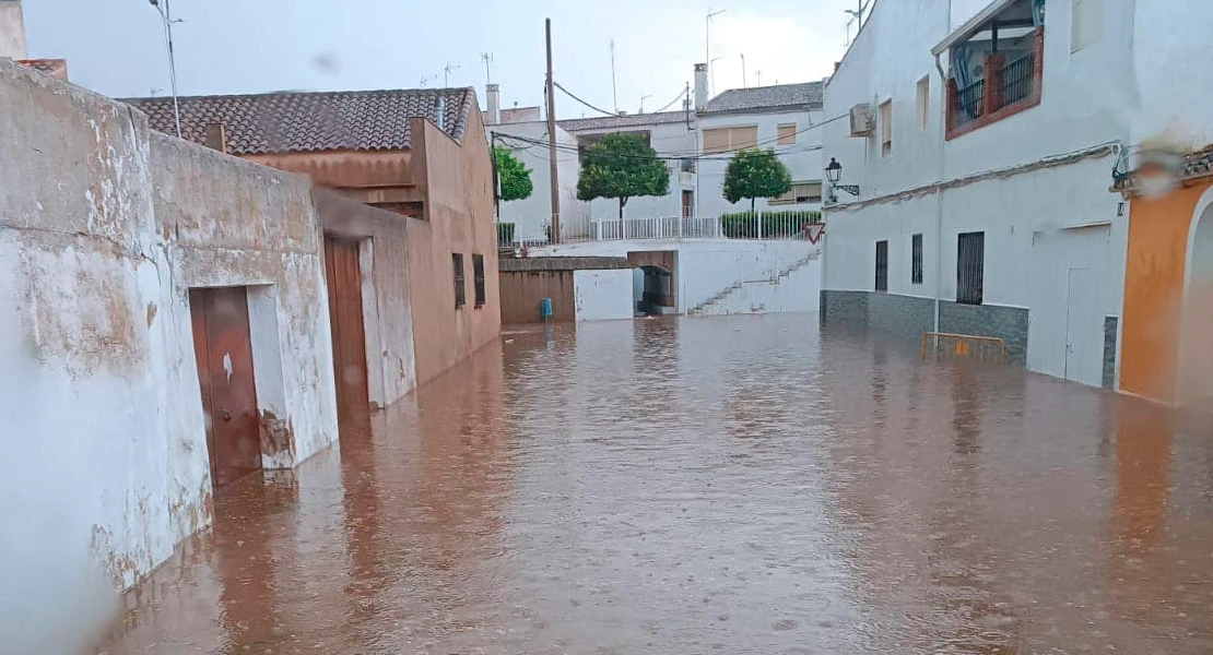 Una intensa tromba de agua y granizo causa destrozos en Los Santos de Maimona