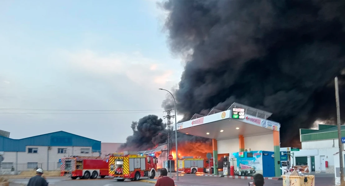Así fue el descomunal incendio de las dos naves de reciclaje en Mérida