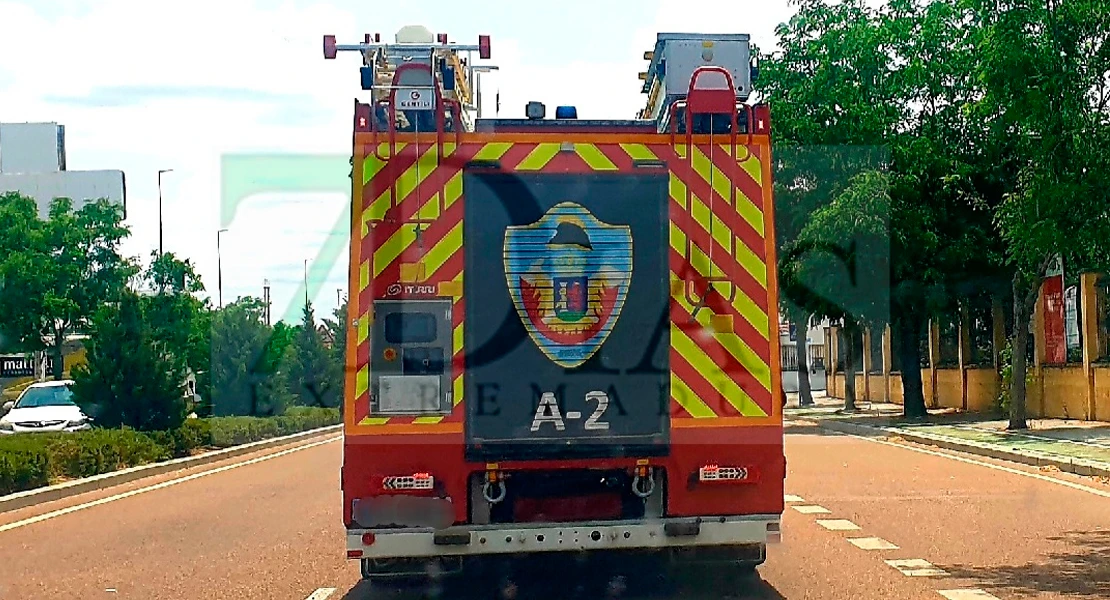 Nuevos incendios cerca de dos pedanías de Badajoz: los bomberos trabajan contra las llamas