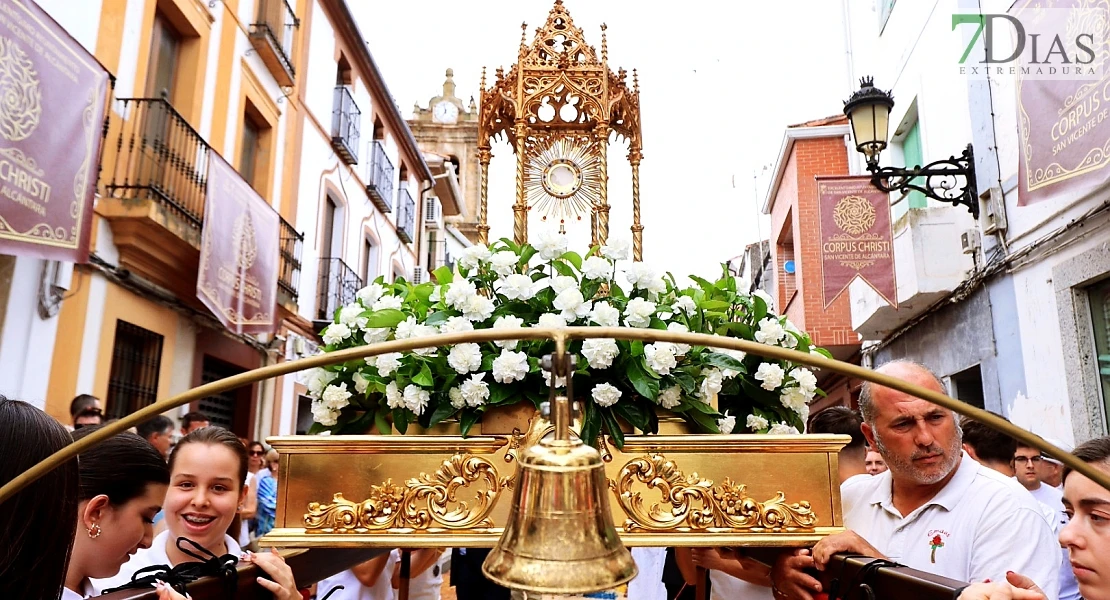 Arte efímero en San Vicente de Alcántara: el Corpus Christi llena las calles de color